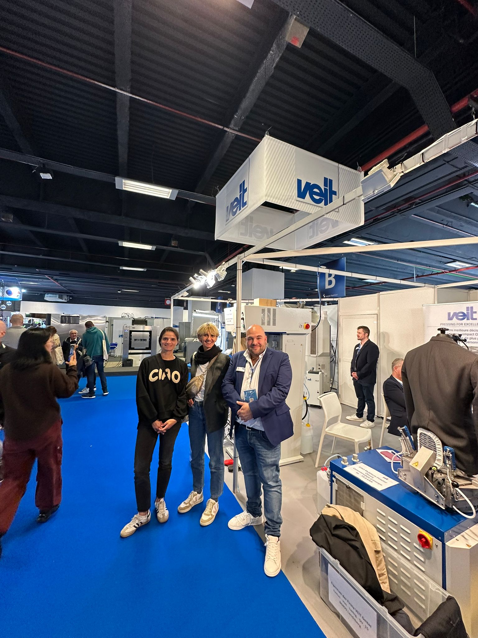 Échanges avec les visiteurs sur le stand Aqualogia & VEIT à Texcare France 2025